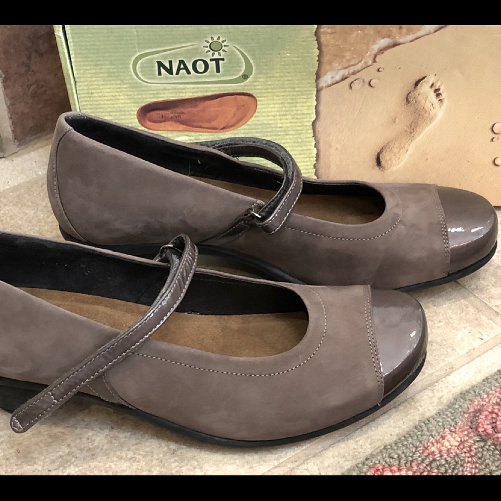 NAOT Women’s Suede with Patent Toe Pumps sz 9